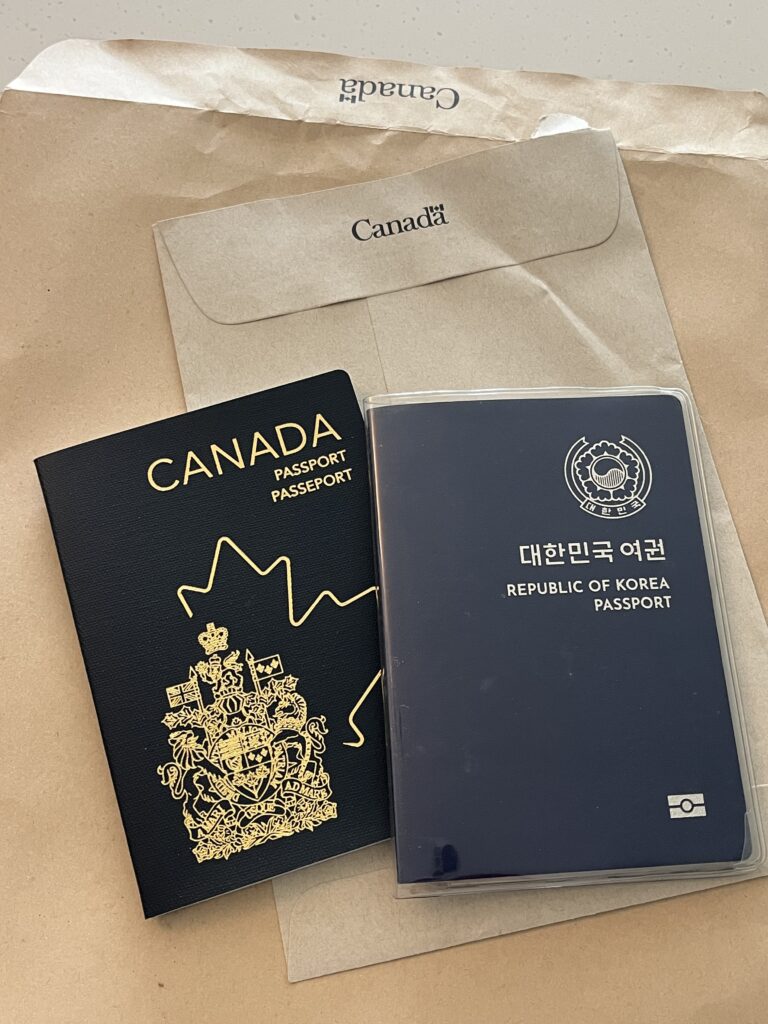 한국 여권과 캐나다 여권이 나란히 놓여 있는 모습