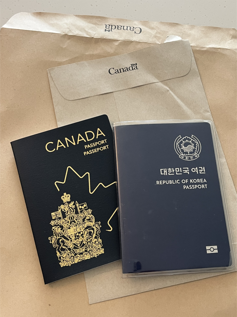 캐나다 여권과 한국여권